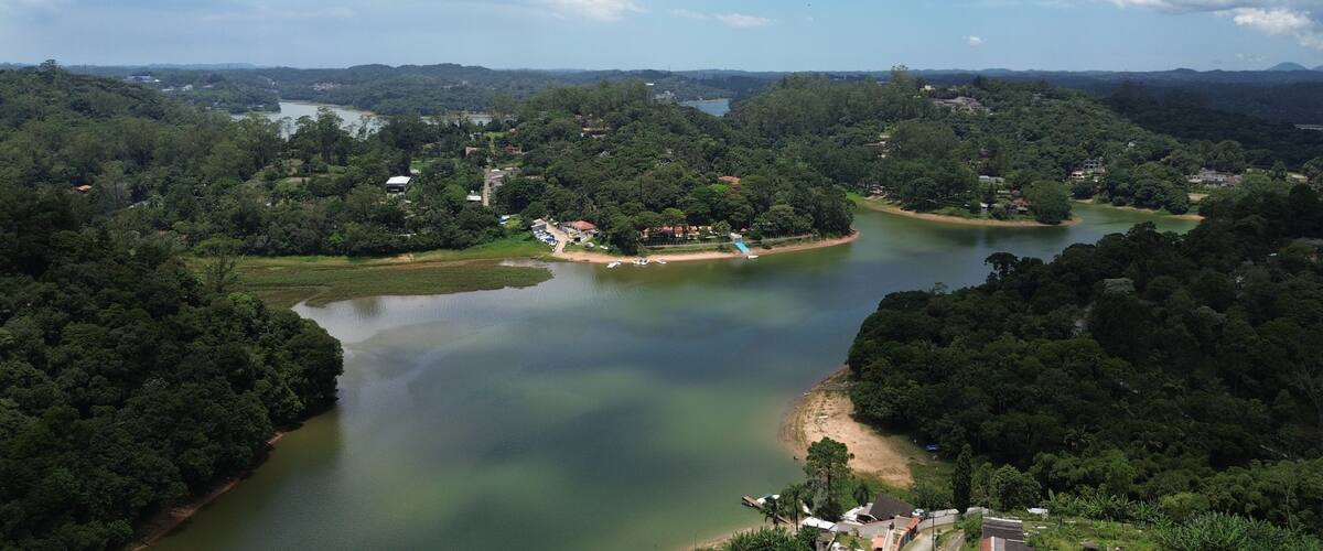 uma paisagem da represa Billings, em São Bernardo do Campo, em uma foto aérea obtida através de um sobrevoo com drone
