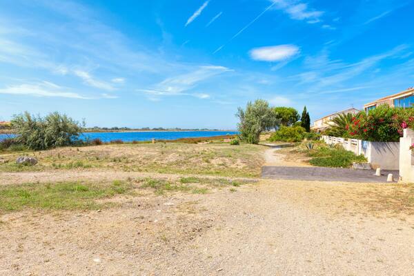 Blick auf den grossen Teich mit Zugang zum Mittelmeer bei Les Ayguades bei der kleinen Stadt Gruissan in Südfrankreich