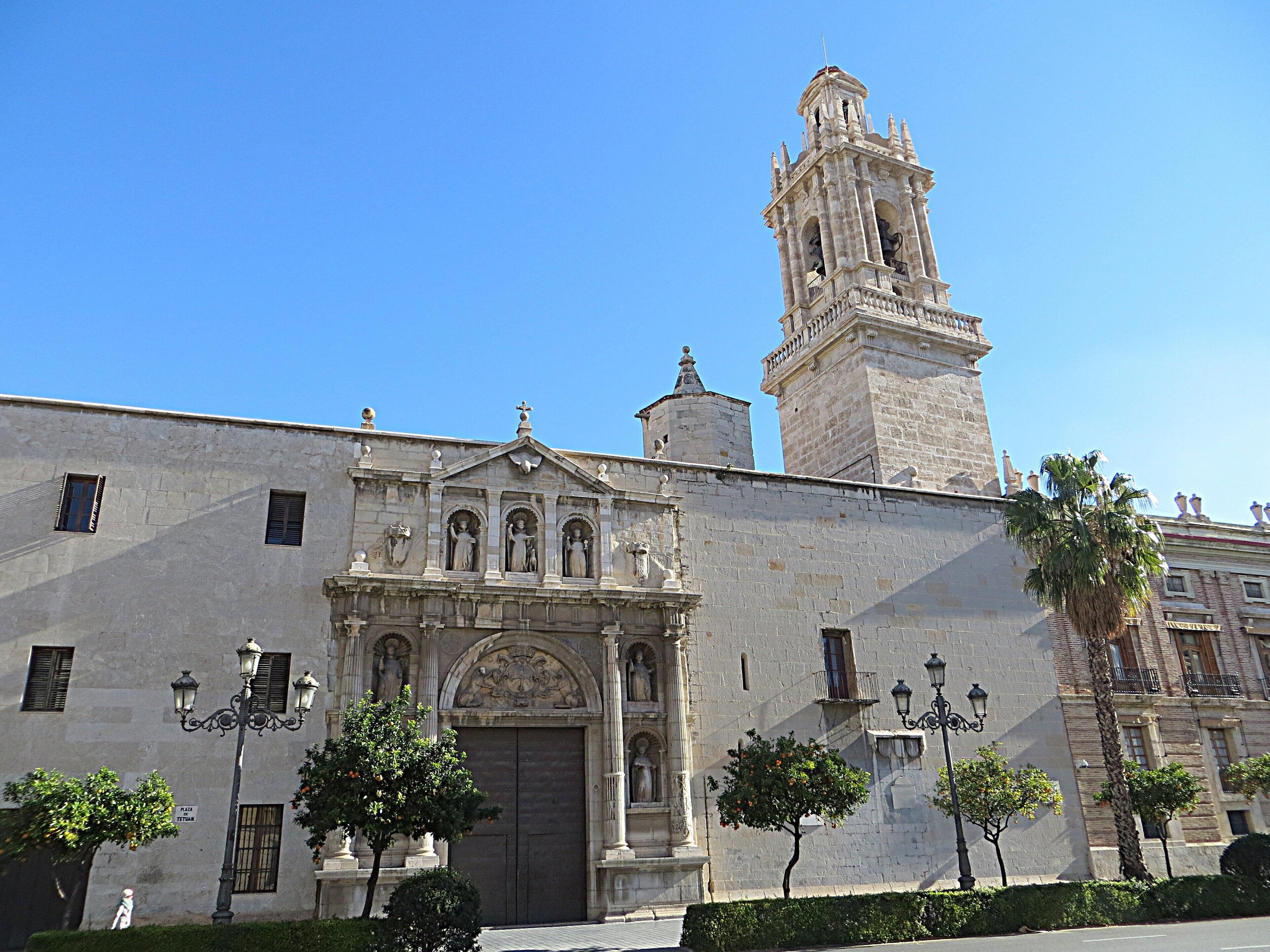 Un edificio storico con un campanile imponente e una facciata decorata.