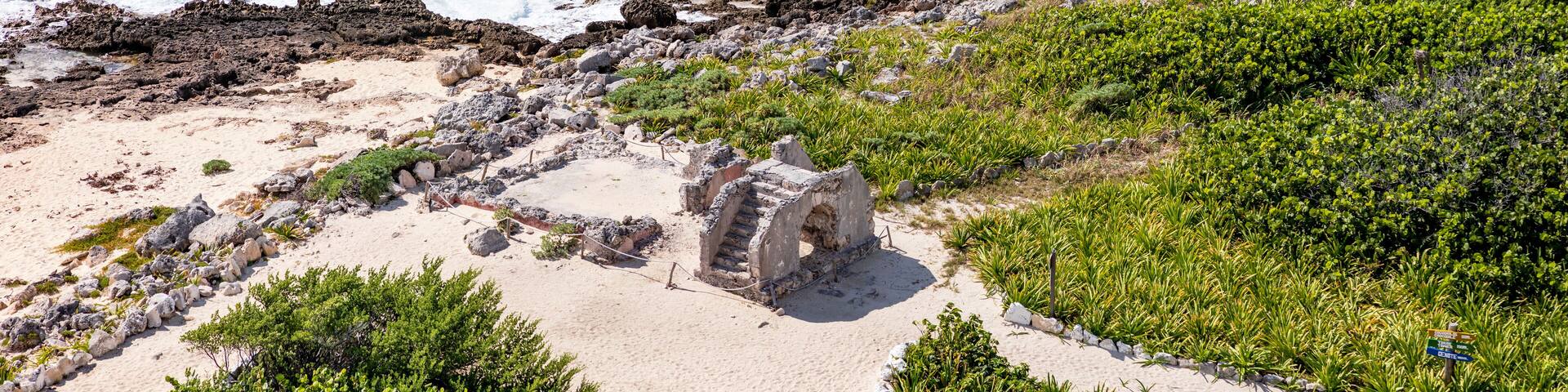 Der Nationalpark Eco Beach Park, Punta sur. Blick vom Leuchtturm auf die alte Maja Ruine und die Küstenlandschaft auf der karibischen Insel Cozumel in Mexiko, ein Panorama.