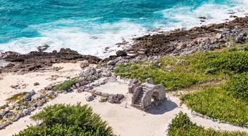 Der Nationalpark Eco Beach Park, Punta sur. Blick vom Leuchtturm auf die alte Maja Ruine und die Küstenlandschaft auf der karibischen Insel Cozumel in Mexiko, ein Panorama.