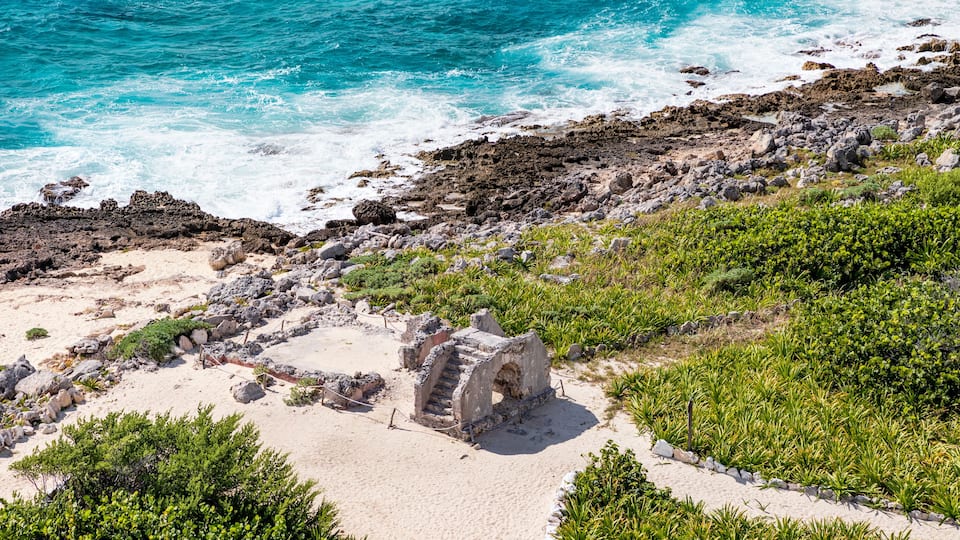 Der Nationalpark Eco Beach Park, Punta sur. Blick vom Leuchtturm auf die alte Maja Ruine und die Küstenlandschaft auf der karibischen Insel Cozumel in Mexiko, ein Panorama.