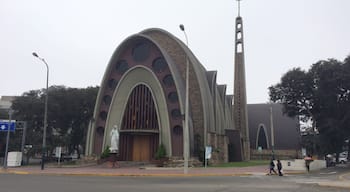 Beautiful church, stained glass windows should be stunning. But was closed when I came past. Strange 4 a Sunday... 😎