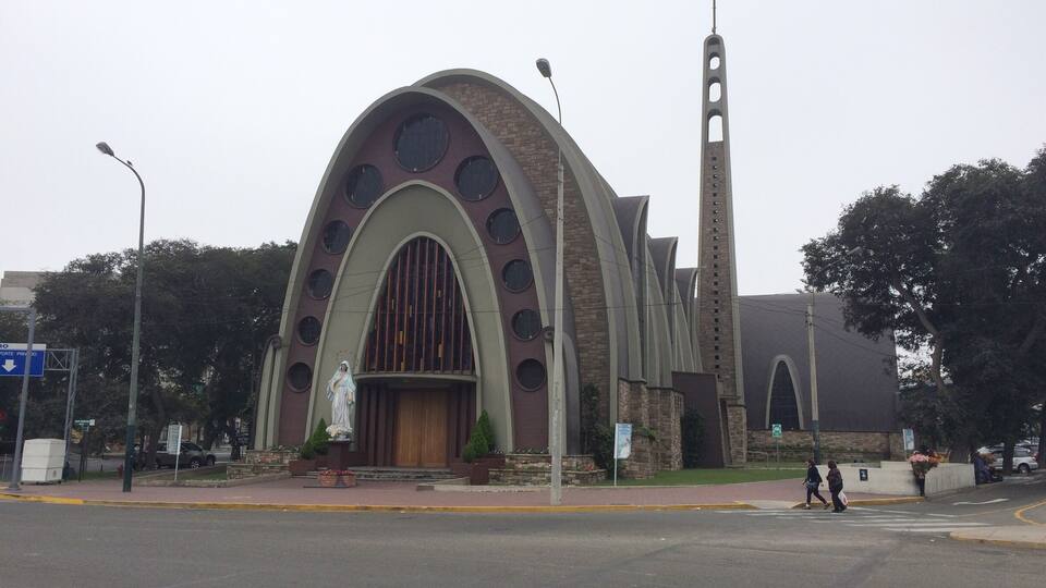 Beautiful church, stained glass windows should be stunning. But was closed when I came past. Strange 4 a Sunday... 😎