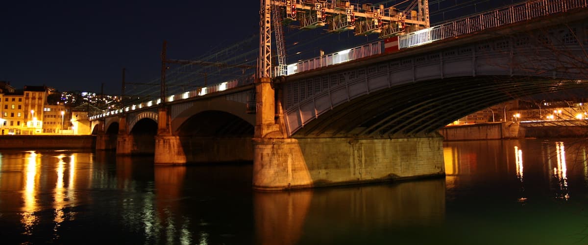 Pont de Perrache à Lyon, par une jolie nuit d'hiver.