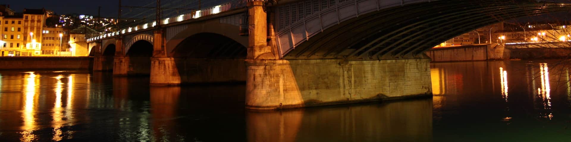 Pont de Perrache à Lyon, par une jolie nuit d'hiver.