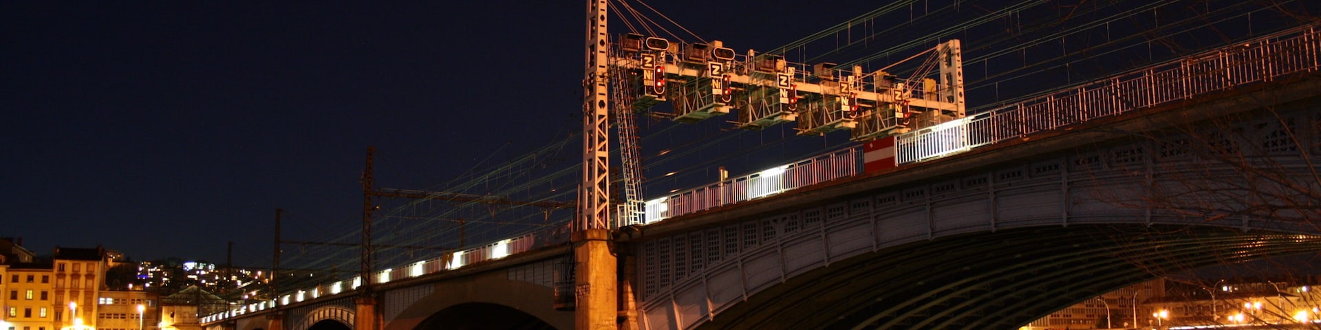 Pont de Perrache à Lyon, par une jolie nuit d'hiver.