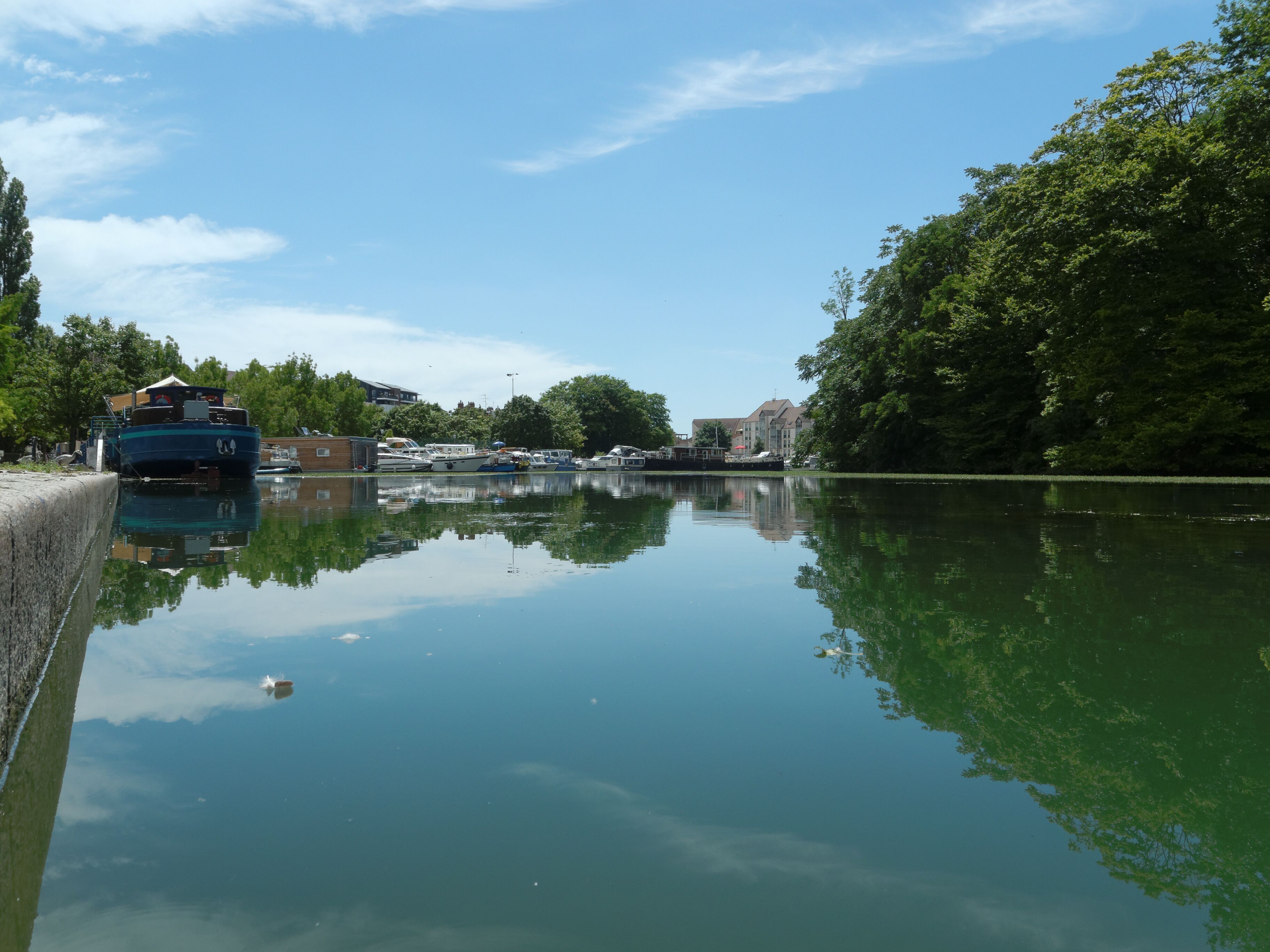 This file was uploaded with Commonist. Port du canal de Dijon.