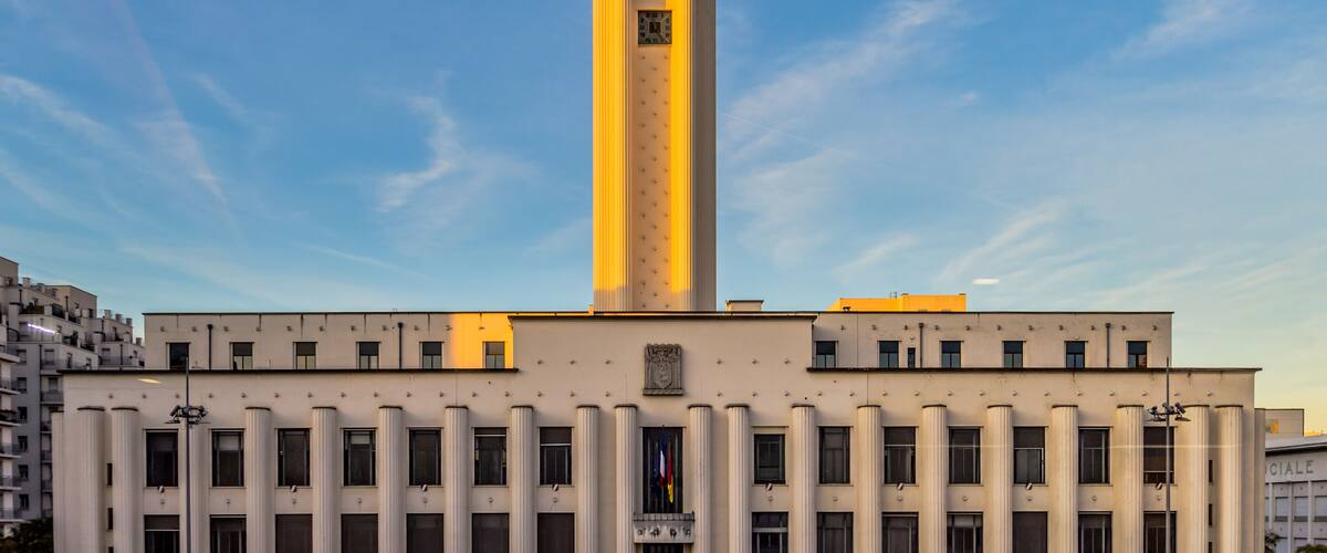 Le beffroi de l'hôtel de Ville du quartier des Gratte-ciel à Villeurbanne