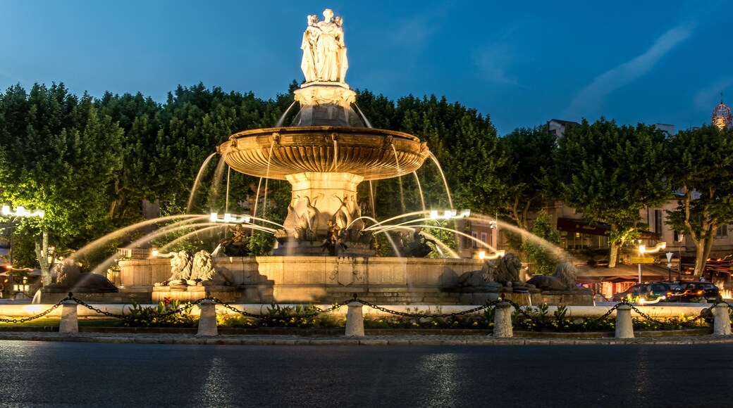 Fontaine de la Rotonde en nocturne, Aix en Provence, France