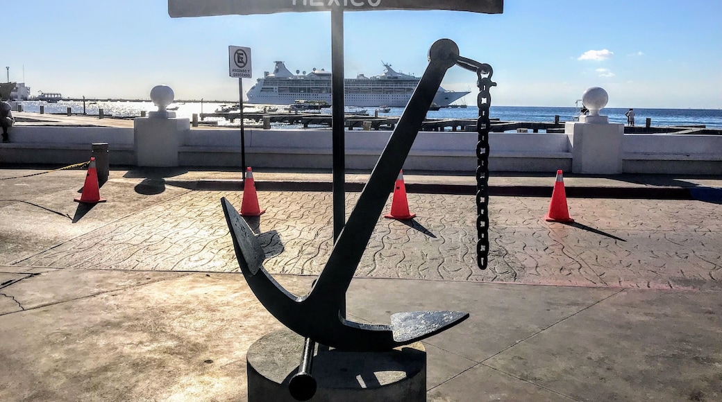 Cozumel hermosa isla del caribe rodeada de uno de los arrecifes más hermosas de mundo , puedes bucear o hacer snork, puedes conocer toda la isla en bicicleta , en moto o rentando un jeep todo terreno , impresionante vistas .