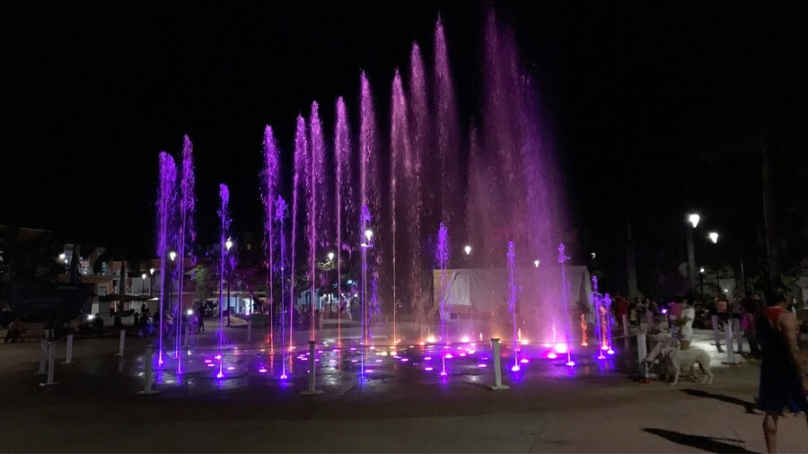 Excelente vista de la fuente animada en Cozumel