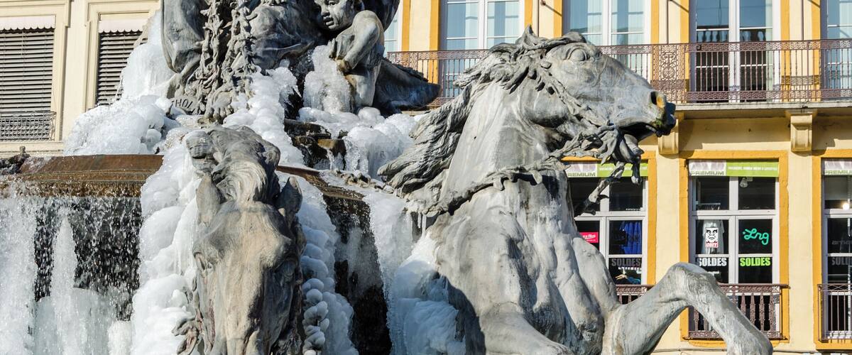 Vue d'une partie de l'oeuvre de Bartholdi sous la glace et le gel