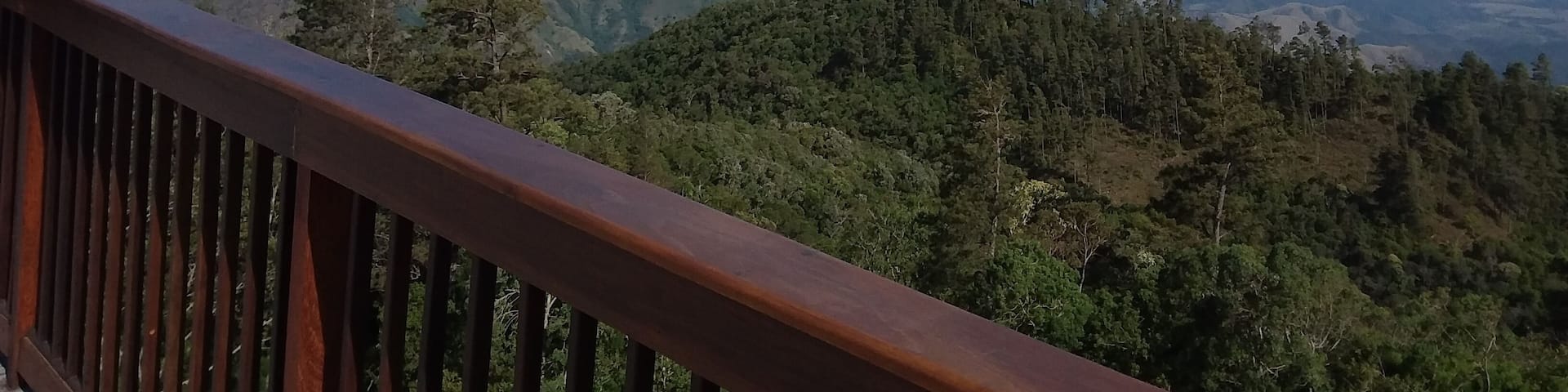 Apesar de estar no município de Pindamonhangaba, o Pico Itapeva é famoso e tem seu acesso em Campos do Jordão. Oferece uma linda vista das principais cidades do Vale do Paraíba.