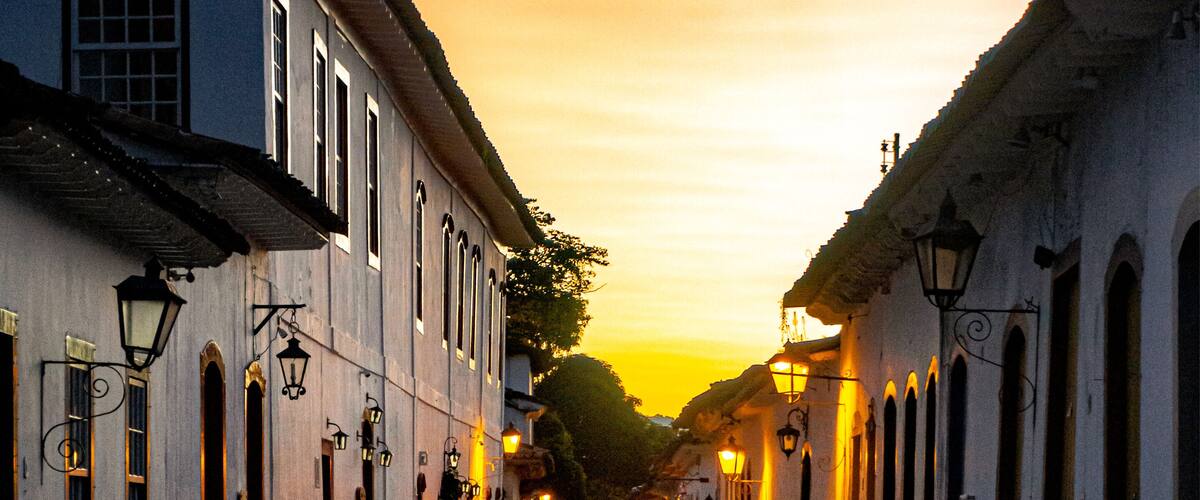 Amanhecer na cidade histórica de Paraty, no Estado do Rio de Janeiro, Brasil. Arquitetura colonial portuguesa em antigo vilarejo costeiro. Dourado raiar do sol durante as primeiras horas do dia.