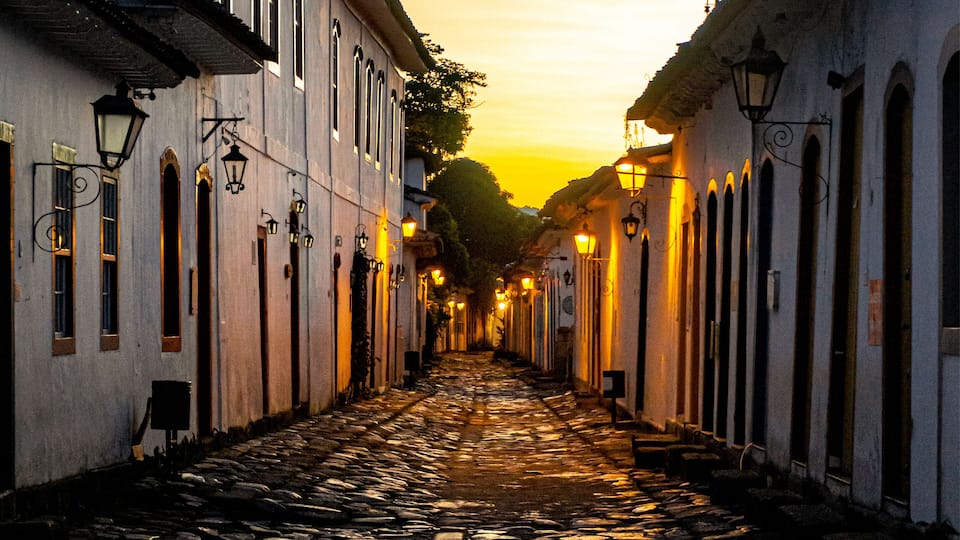 Amanhecer na cidade histórica de Paraty, no Estado do Rio de Janeiro, Brasil. Arquitetura colonial portuguesa em antigo vilarejo costeiro. Dourado raiar do sol durante as primeiras horas do dia.