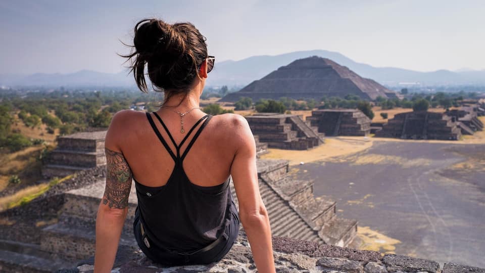 Pyramid of the Sun & Moon ☀️🌝
\\
Just outside one of the largest cities in the world sits the mega pyramids of Teotihuacán, ‘City of the Gods.’
//
The aztecs only discovered the site and many mysteries still live on.
//
Worth the steep climb for the view