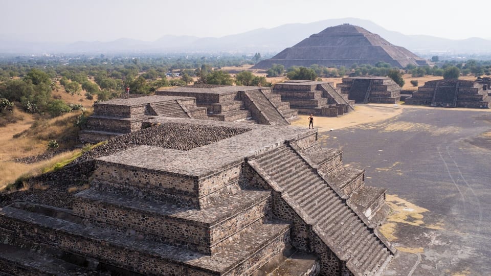 Pyramid of the Sun & Moon ☀️🌝
Just outside one of the largest cities in the world sits the mega pyramids of Teotihuacán, ‘City of the Gods.’
//
The aztecs only discovered the site and many mysteries still live on.
//
Worth the steep climb for the view
