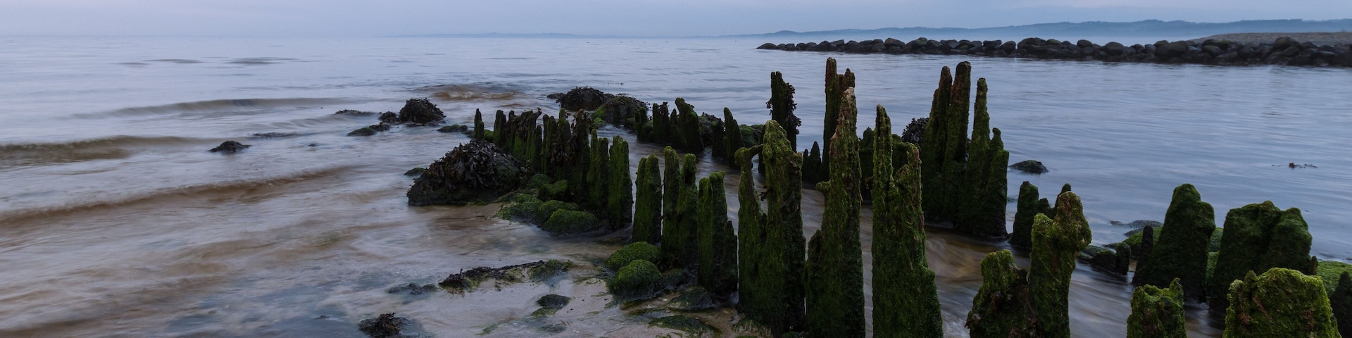 Holz Buhne am Bach Einlauf, Ostsee Küste