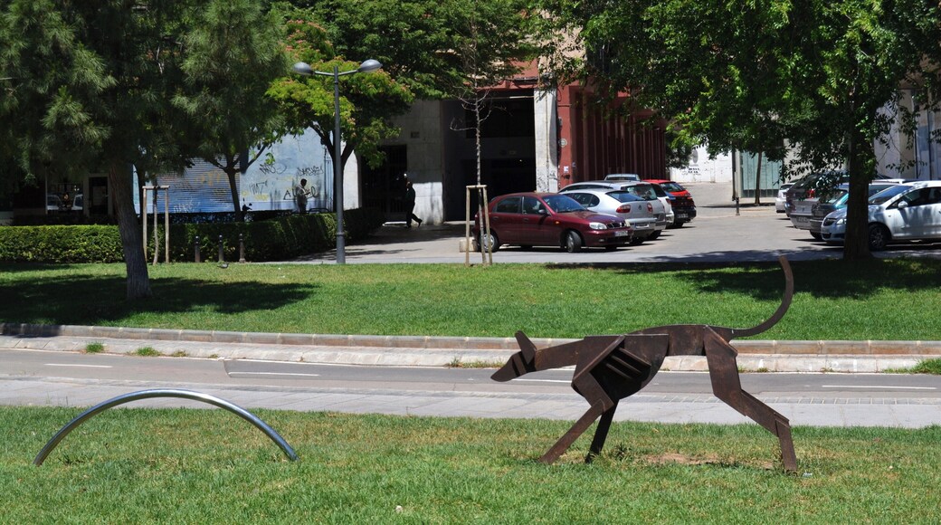 Escultura de gos al jardí entre l'avinguda de les Tres Creus i l'avinguda del Dr. Tomas Sala de València.