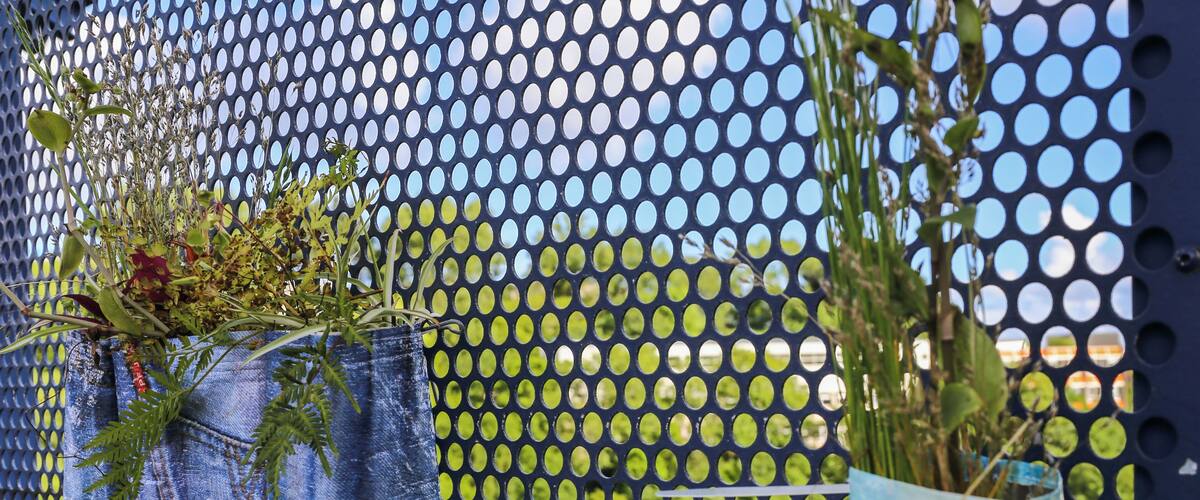 En mai 2017, le pont Robert Schuman de Brest a été transformé pour placer le piéton au centre de l'espace par une installation du collectif "A Pied sur le Pont" avec la participation de plusieurs artistes plasticiennes de Brest et d’ailleurs (Julie Souverain, Paule Kingleur, les Fibrophiles), des installations végétales par le collectif « le vert se trame » et une exposition photographique.