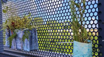 En mai 2017, le pont Robert Schuman de Brest a été transformé pour placer le piéton au centre de l'espace par une installation du collectif "A Pied sur le Pont" avec la participation de plusieurs artistes plasticiennes de Brest et d’ailleurs