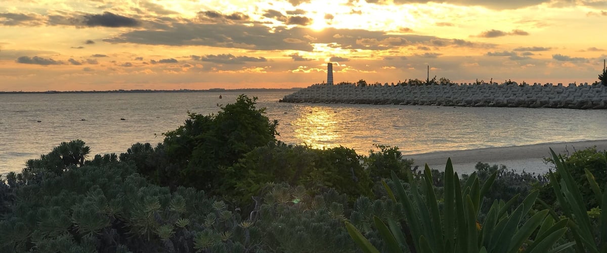Una linda vista al faro la entrada de la marina V&V en playa mujeres . Hermoso amanecer