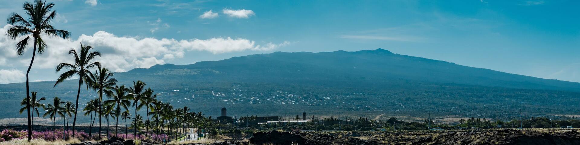 Alkalic basalt / Lava flows, from Hualalai Volcanics, about 1500 to 3000 years, Keahole Airport Rd, Kona International Airport. Hualālai is an active volcano