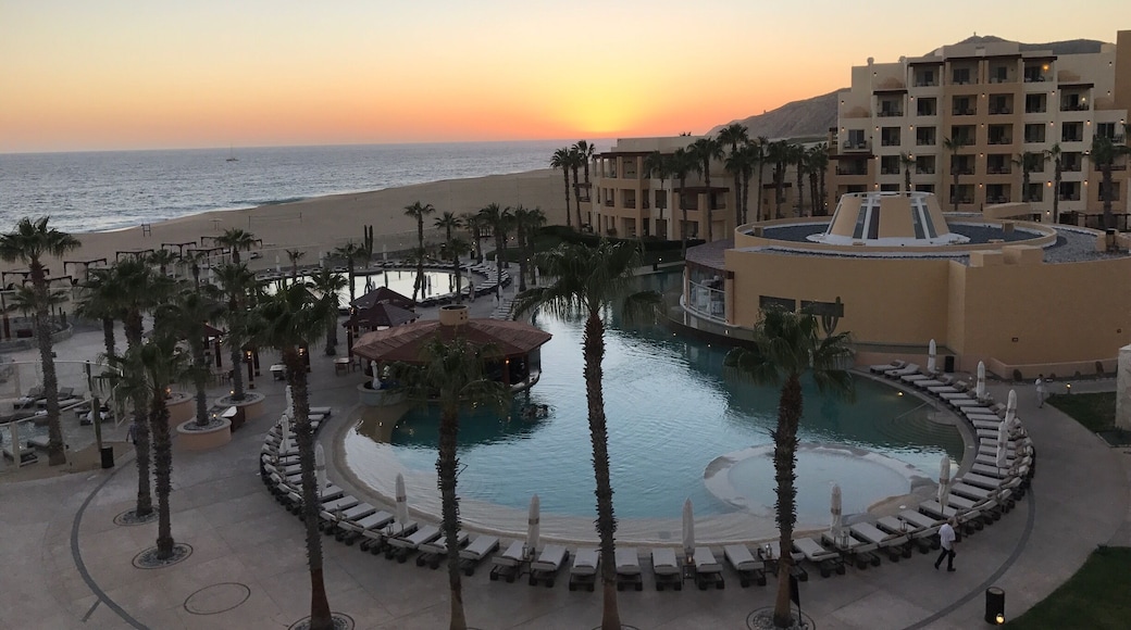 Sunset from the balcony of our suite at Peublo Bonita Pacifica, definitely a benefit of being on the Pacific side of Los Cabos; no filters #vipaccesshotel #lifeatexpedia #loscabos #sunset #pacificocean