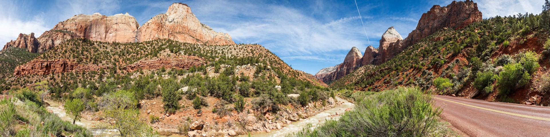 Panorama im Zion National Park mit Straße, Fluss und Bergen