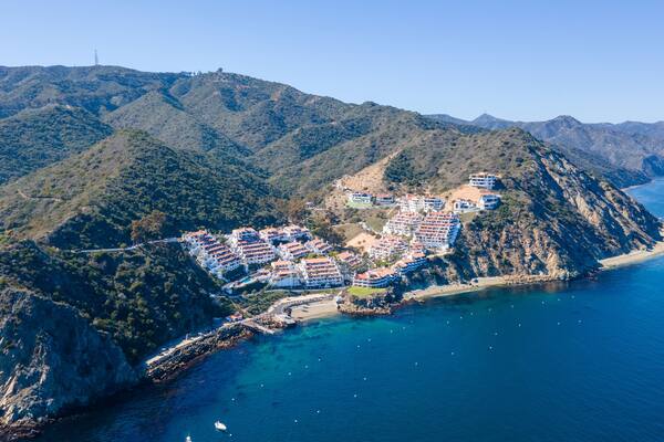 Explore stunning photos of Hamilton Cove, Catalina Island, featuring scenic coastlines, turquoise waters, and beautiful Mediterranean-style villas.