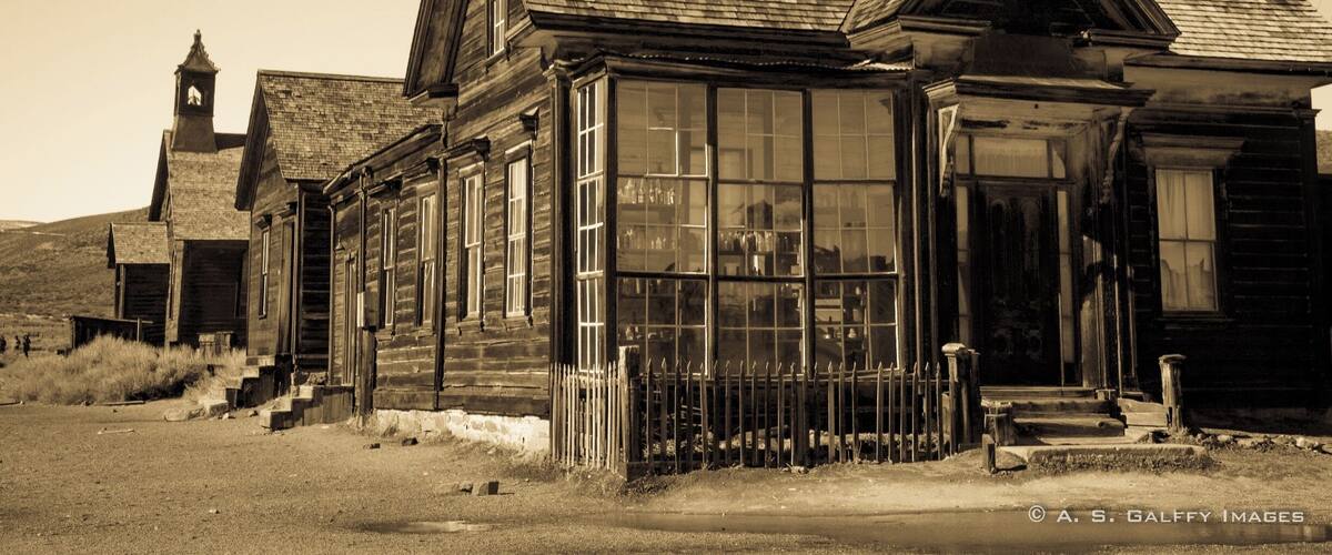 Un bâtiment historique en bois, doté de grandes fenêtres et d’un clocher.