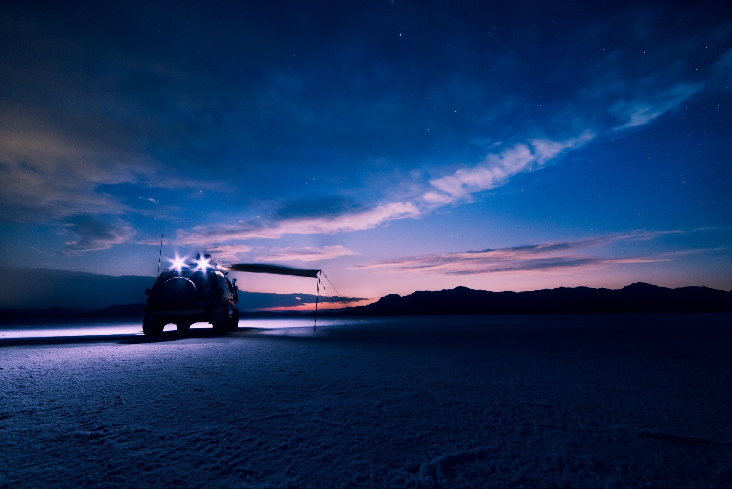 The Bonneville Salt Flats are a great place to go hang out and have some fun. It's also a great place for pictures! FJ Cruiser provided by my friend Robert. 
#bonnevillesaltflats #utah #utahstateparks #exploreutah #sunsets #toyota #fjcruiser 