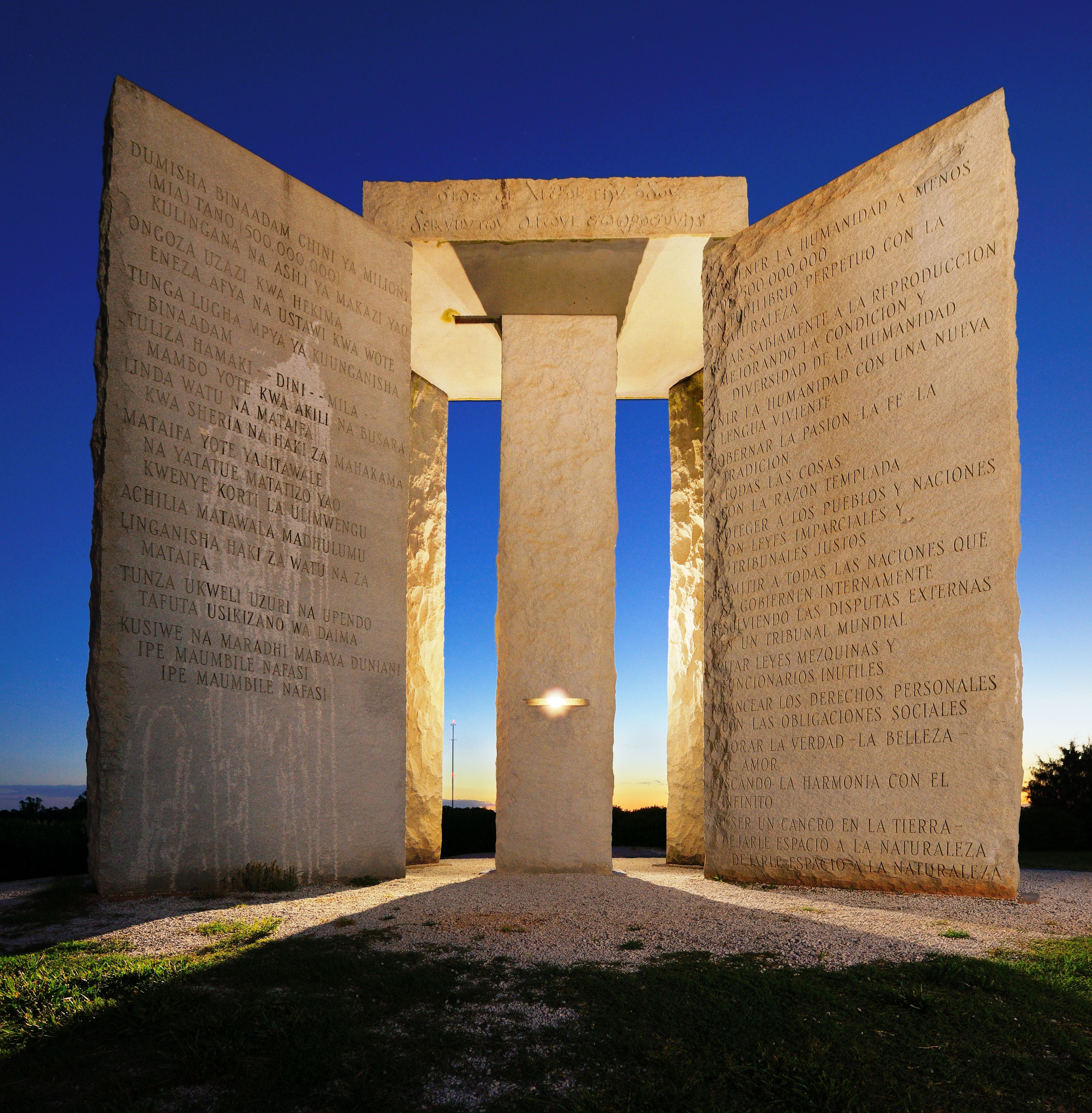 Una gran estructura de piedra con inscripciones, al compás de un cielo crepuscular.