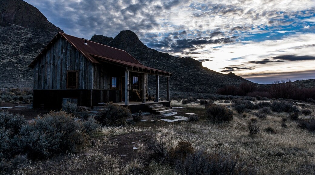 #localgem
This cabin belongs to friend of mine and sits along Silver Creek in Southern Idaho. I saw this sunrise on Thanksgiving day.
