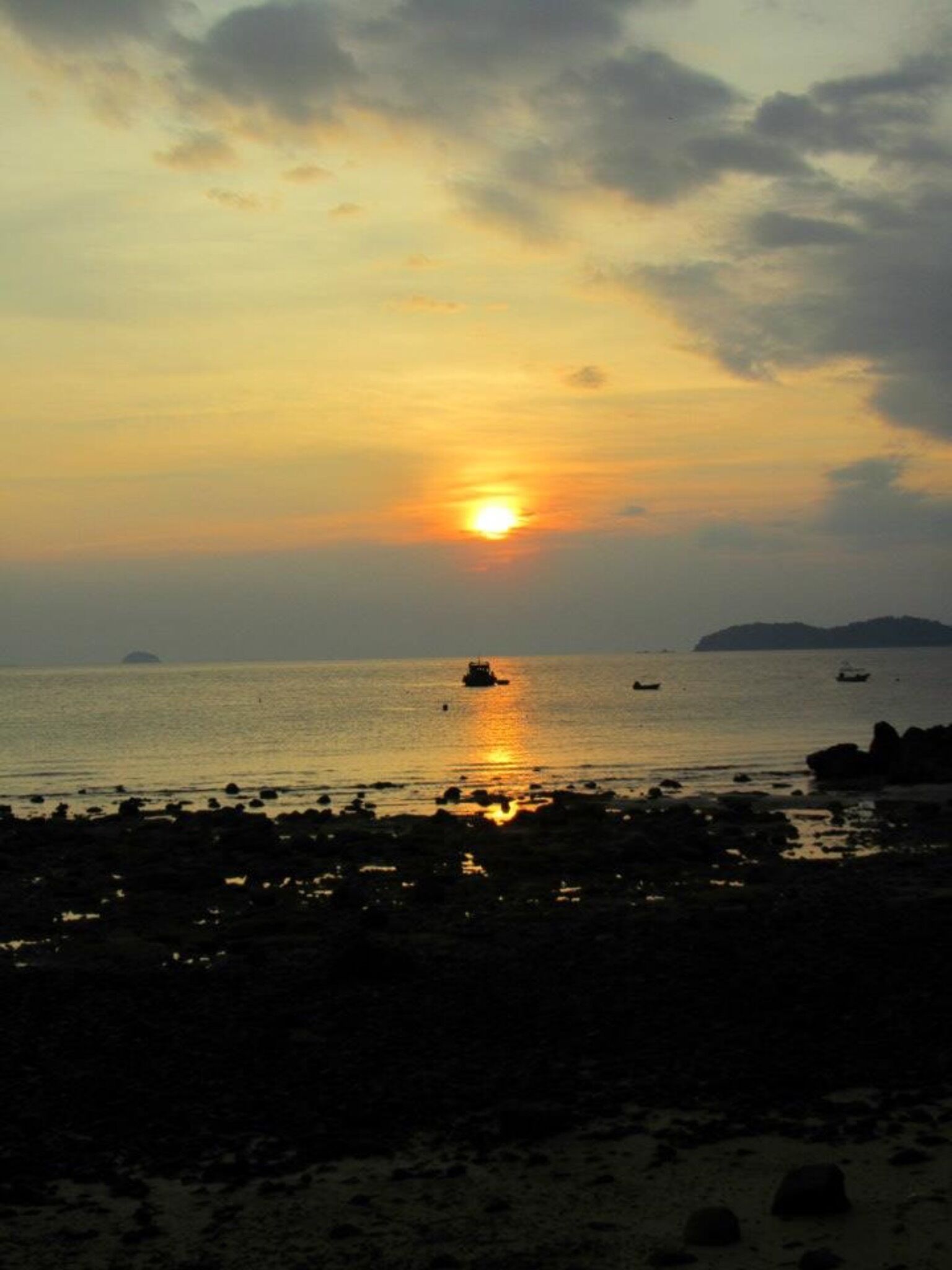 'The fisherman's Last Light' #Tiomenislands #Malaysia #Goldenhourphotochallenge 