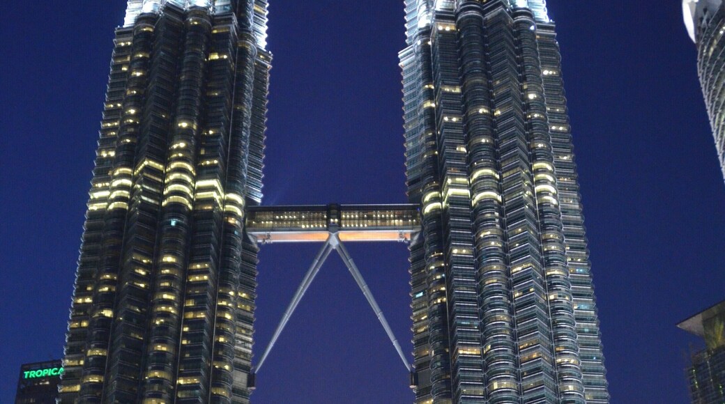 برجا بتروناس التوأم
Petronas Twin Towers
من معالم الجذب السياحي في كوالالمبور
يبلغ ارتفاع كل برج 88 طابقا( 452 مترا فوق سطح البحر). كما تبلغ مساحة البناء المستغلة في هذا المشروع 341.760 الف مترا مربعا. وقد قام بتصميم المشروع المهندس المعماري الكبير سيسار بيلي.
وعلى ارتفاع 170 مترا يربط جسر معلق طوله 58.4 مترا بين البرجين التوأم الطابقين 41 و 42.
