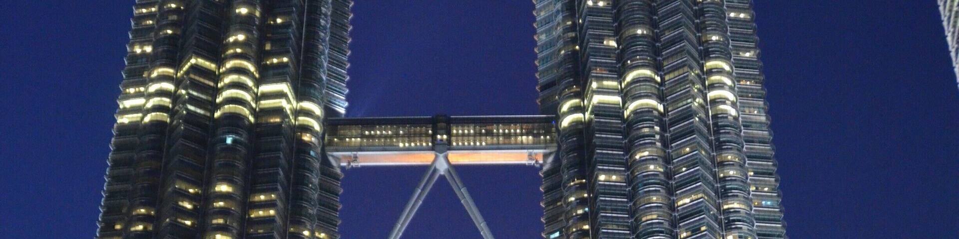 برجا بتروناس التوأم
Petronas Twin Towers
من معالم الجذب السياحي في كوالالمبور
يبلغ ارتفاع كل برج 88 طابقا( 452 مترا فوق سطح البحر). كما تبلغ مساحة البناء المستغلة في هذا المشروع 341.760 الف مترا مربعا. وقد قام بتصميم المشروع المهندس المعماري الكبير سيسار بيلي.
وعلى ارتفاع 170 مترا يربط جسر معلق طوله 58.4 مترا بين البرجين التوأم الطابقين 41 و 42.
