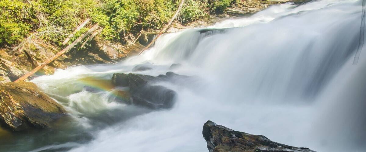 An epic waterfall with an enormous amount of flow. The observation area is right at the base of the falls where it is very loud and misty. Somewhat difficult to reach though...A 7 mile round trip hike that is kind of strenuous. For a full guide of the hike to Big Bend Falls, please visit: https://www.hdcarolina.com/episode/big-bend-falls