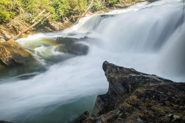 An epic waterfall with an enormous amount of flow. The observation area is right at the base of the falls where it is very loud and misty. Somewhat difficult to reach though...A 7 mile round trip hike that is kind of strenuous. For a full guide of the hike to Big Bend Falls, please visit: https://www.hdcarolina.com/episode/big-bend-falls