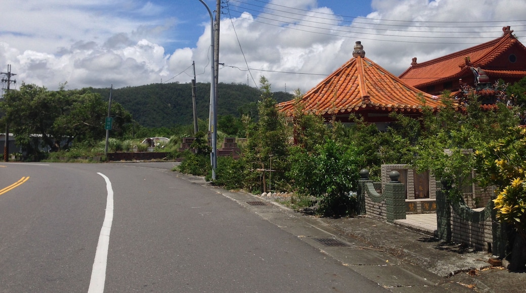 在永同路一段的彭福共之墓與員山大眾廟。