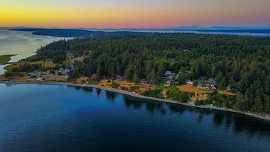Out of the Olympic peninsula! Look at those colors!! #marrowstone #island #olympicpeninsula #washington #state #pnw #nature #drone #sunset #reflection #ocean
