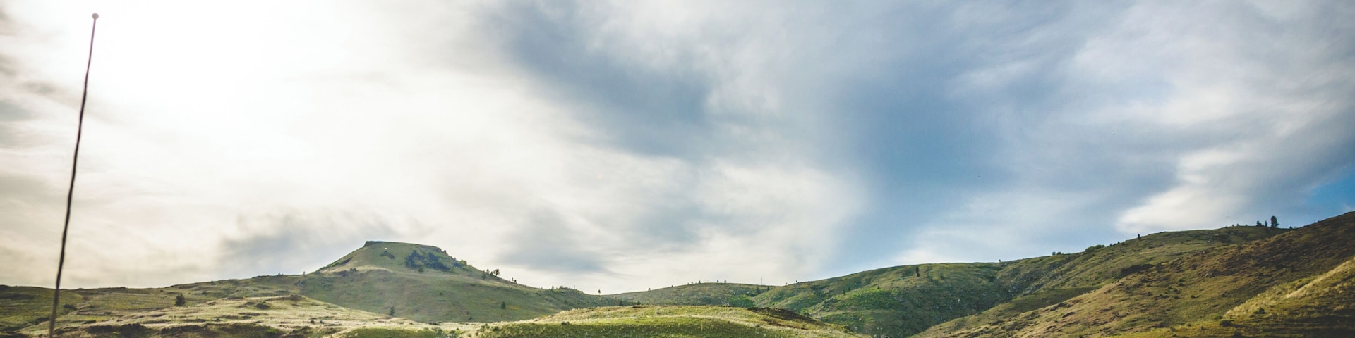 Swawilla Basin Road links the Keller Ferry Dock to Coulee Dam in the Colville Indian Reservation. Beautiful scenery and not a soul in sight during the whole drive. Signs warn of a primitive road as you enter - they're not kidding.
#lifeatexpedia #Nature