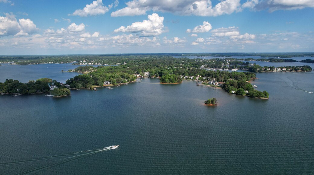 Relaxed lifestyle on Lake Norman in North Carolina