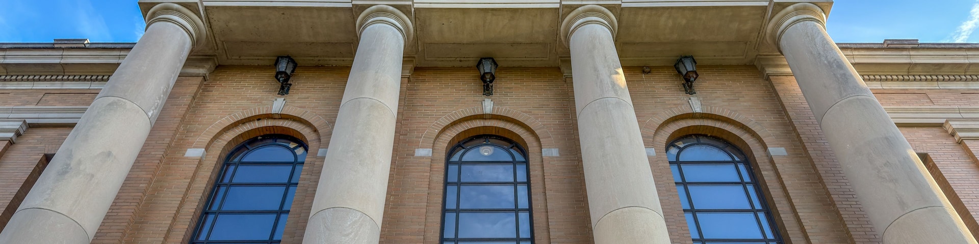 Ein Gericht mit klassischer Architektur, gekennzeichnet durch große Säulen und Rundbogenfenster.