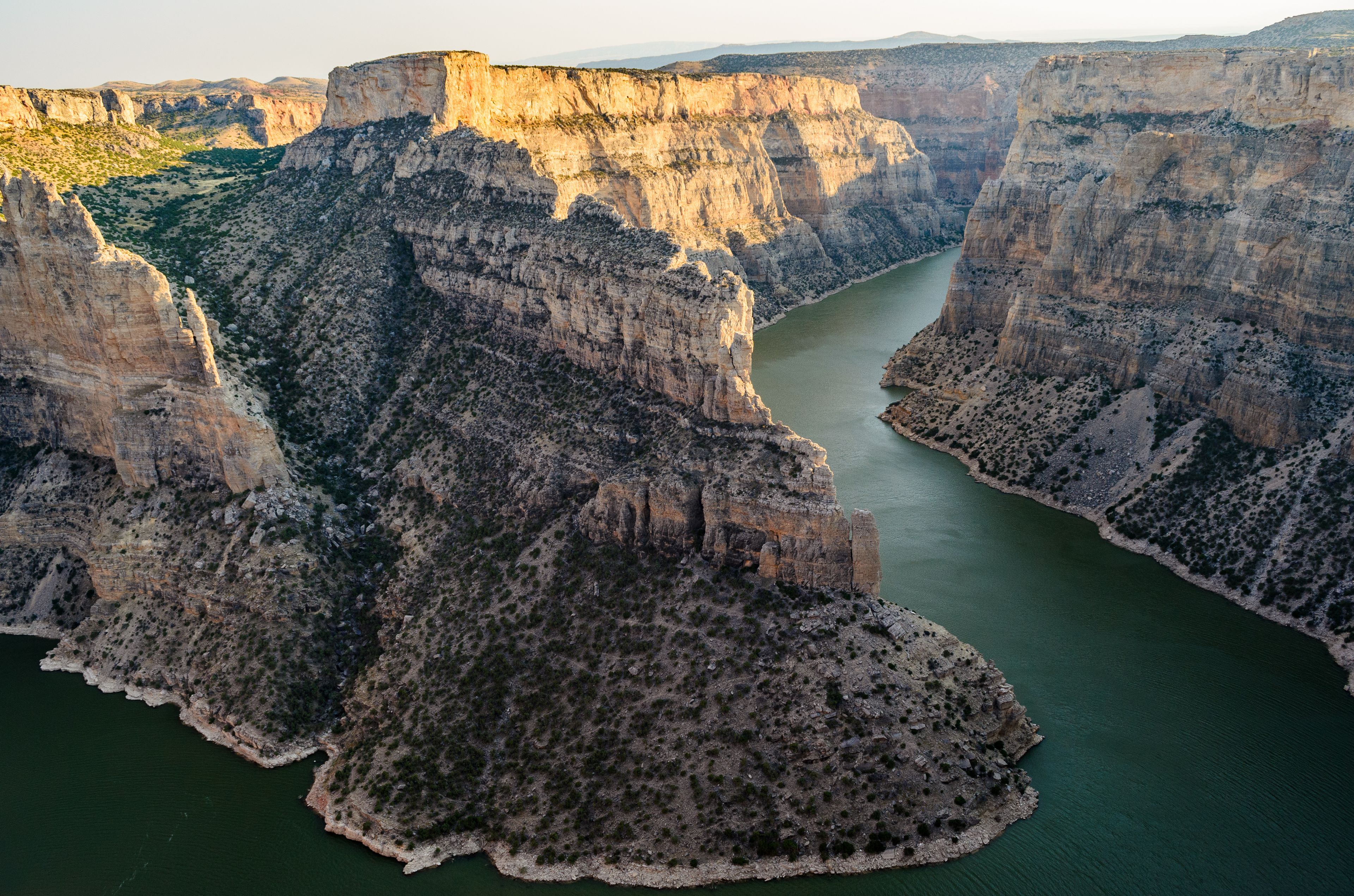 Un canyon aux parois abruptes, traversé par une rivière.