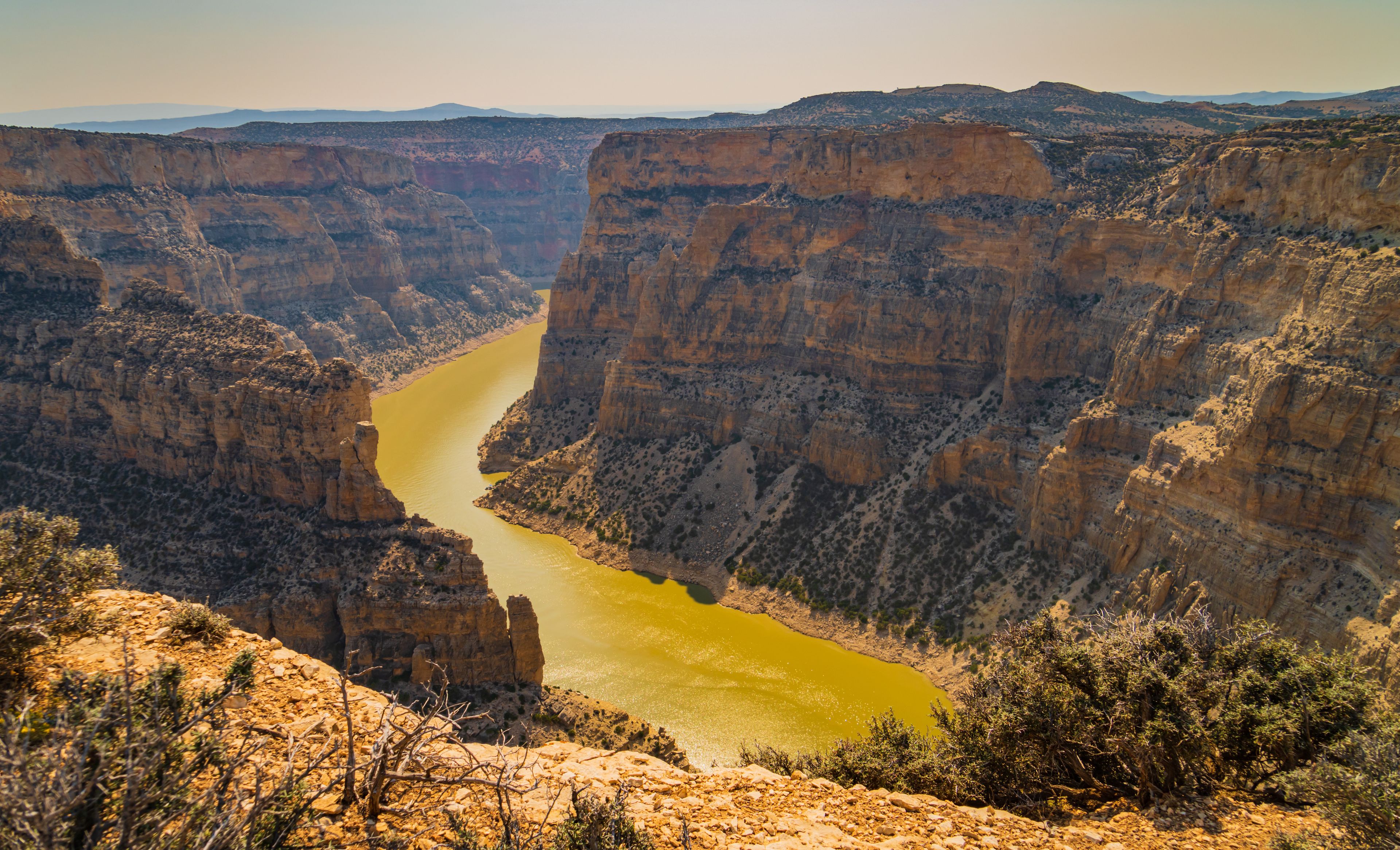 Un canyon traversé par une rivière.