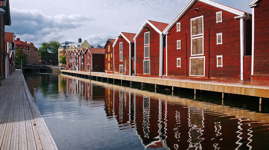 Schweden, Hudiksvall, Hafenzeile mit Kanal, Holzh
