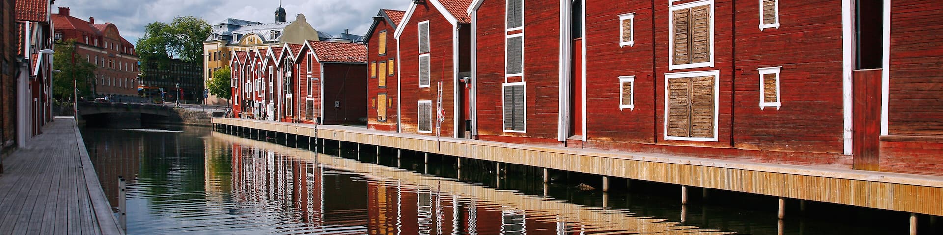 Schweden, Hudiksvall, Hafenzeile mit Kanal, Holzh