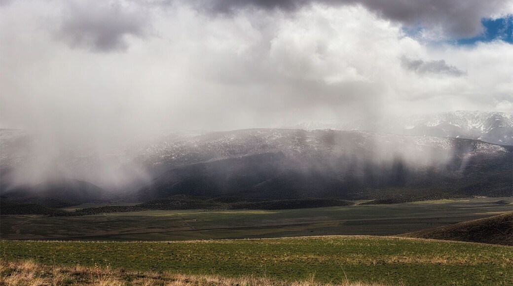 I found this road leading into the heart of Utah and as I drove in it started to snow. yesterday I woke up in 94 degree heat, today I drove through temperatures dropping to single digits!